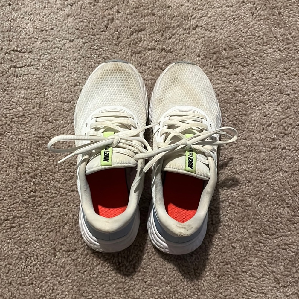 Nike Revolution 5